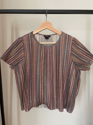 Glittrig topp Monki - Boxig glittrig topp från Monki. Storlek S. Fint skick, inget märkbart slitage alls. 