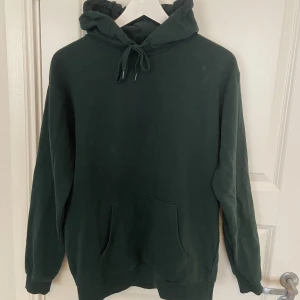 Mörk grön hoddie  - En fin mörk grön hoddie från hm💚