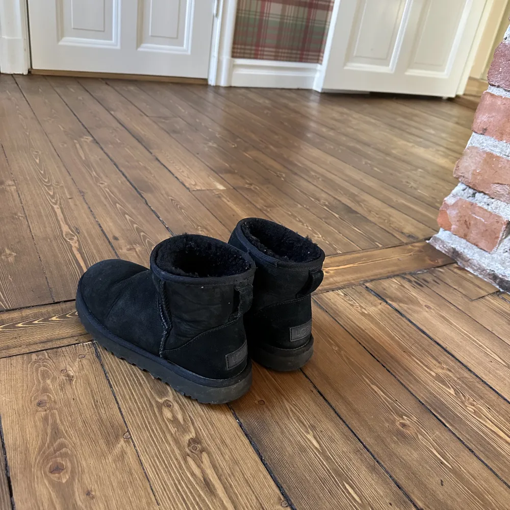 Ugg classic mini i färgen black, storlek 39, helt okej skick men kan behöva en tvätt för att förbättra skicket! Inga skador. Nypris cirka 2000kr. Skor.