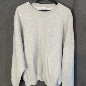 Russell Athletic Sweatshirt, Vintage! - Detta är min absoluta favoritsweatshirt som jag nånsin haft. Tyget är perfekt, passformen också! Den är från Russell Athletic, storlek XXL - men passar L!! Sjukt bra tröja, bra vintage skick också!