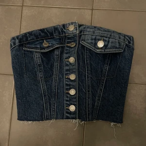 Jeanstopp från zara - Populär jeanstopp från zara, aldrig använd. Den har stretch i bak så passar även en storlek S. (köparen står för frakten)