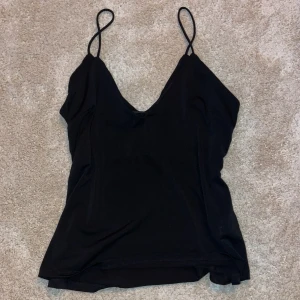 Bikbok topp - Svart topp från Bikbok i lösare passform