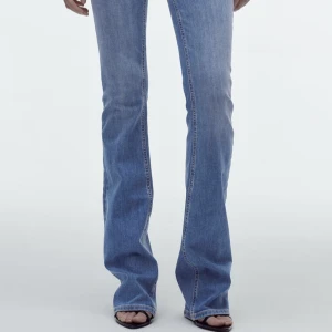 Zara low rise bootcut jeans - Bottcutjeans från zara i strlk 36, säljer pga jag har liknande och dessa är för stora. Kom gärna privat för fler bilder och mått 💓Använda typ två gånger.