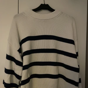 Stickad randig tröja - En fin tröja i nyskick i storlek M💗Hör av er vid funderingar🥹