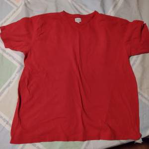 Röd T-shirt från Amalia. Har legat i garderoben i flera år och kommer inte till användning. Kanske aningen urtvättad, annars fint skick. 😄 