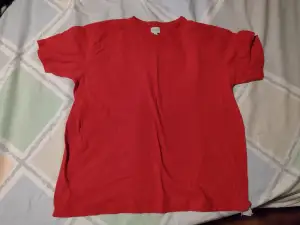 Röd T-shirt från Amalia. Har legat i garderoben i flera år och kommer inte till användning. Kanske aningen urtvättad, annars fint skick. 😄 