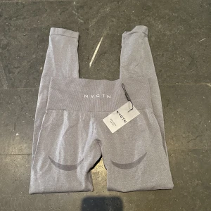 NVGTN tights s 🤍 - knappt använda tights från nvgtn. använda 2-3 gånger. säljer då de va antingen små på mig. sitter som en xs. frakt tillkommer! försten till kvarn. 🤍