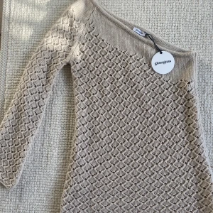Gimaguas Stickad klänning - Helt oanvänd stickad klänning från Gimaguas. 100% extrafine wool. 
