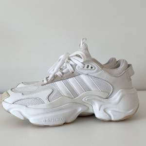 Adidas adiprene plus skor i storlek 39 1/3.  Köptes för några år sedan men har inte kommit till användning.    Finns möjlighet att mötas i antingen Borås eller Göteborg.     (Annonsen finns även uppe på marketplace)