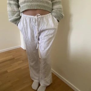 Linnebyxor  - Vita linnebyxor aldrig använda  Storlek L men eftersom de är snörning så passar det allt från xs-L (jag har vanligt vis xs eller s och de sitter fint)