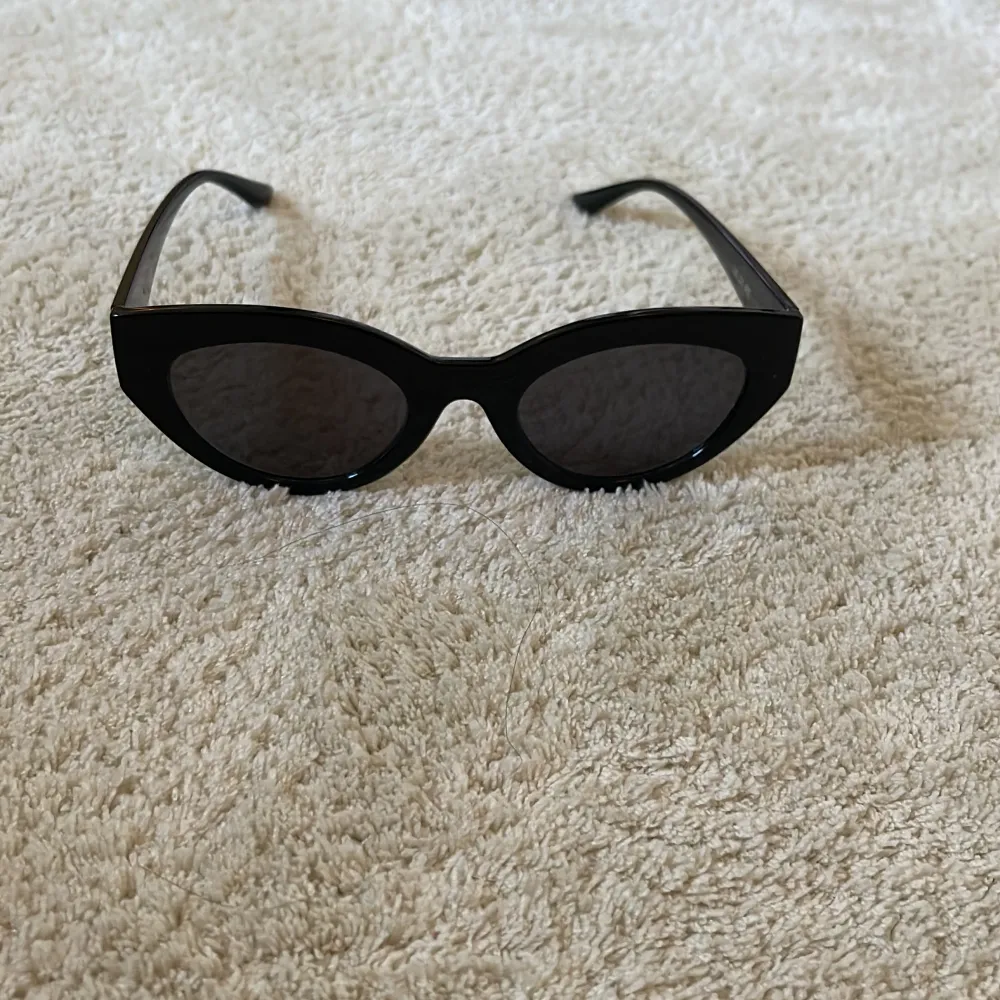Ett par knappt använda corlin eyewear solglasögon. Förpackning/box saknas.. Accessoarer.