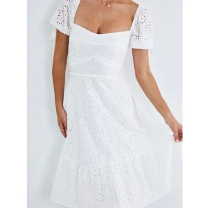 Midi studentklänning  - Världens finaste studentklänning. Klänningen är från Esther & Co. Samt oanvänd med prislappen på! Du 