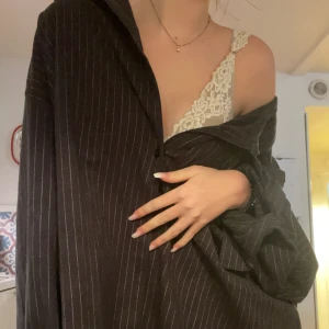 Oversized tjock skjorta  - Oversized skjorta i tjockt material. Svart med vita ränder och har inga tydliga defekter 