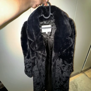Carina Wester, storlek 38, helt ny! Superfin - Helt ny! Svart päls (ej äkta) Jätte varm, och lång! Nypris 1299kr