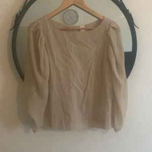 Vacker blus❤️ - Så vacker blus från vila med genomskinliga ärm och volanger. Passar xs/s. Nyskick. Såååå vacker❤️