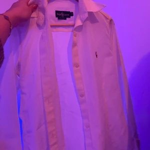 Ralph Lauren skjorta - Säljer min Ralph Lauren skjorta , använd cirka 2-3 gånger. 100% bomull.  Priset kan diskuteras 💓