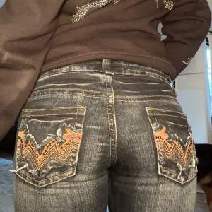 Så fruktansvärt snygga lågmidjade bootcut jeans. Jättebra kvalitet och inga defekter!⭐️ Mått i cm: Midja tvärs över: 38  Innerbenslängd: 75