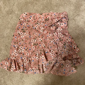 Kjol - Säljer en söt kjol från SHEIN! Storlek Xs, pris 30kr! Hör av dig om du har någon fråga eller vill ha fler bilder! 💓