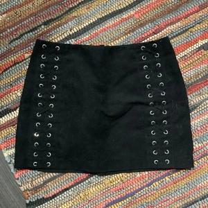 Kjol - Kjol med snörning, strl 38 men är mer en 36a. Bra skick.