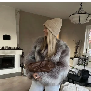 Pälsjacka - Säljer denna pälsjacka köpt av en annan tjej på plick. Den passa mig inte så bra så jag hoppas någon annan får användning av den! Lite olika nyanser på den men skitsnygg till allt! Skeiv för fler frågor!