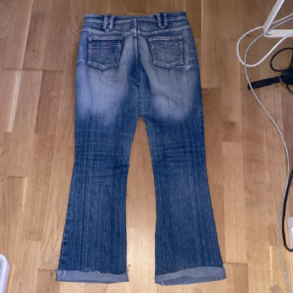 Säljer dessa jeans eftersom jag ej använder dom längre. Midjemått är 38 tvärs över💘. Jeans & Byxor.