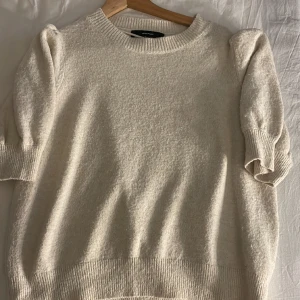 Stickad  - Fin kortärmad stickad tröja med lite puff vid axlarna. Använd Max 3 gånger så i fint skick 