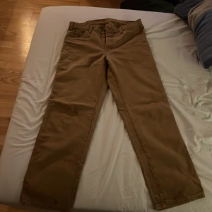 Dickies Byxor - Säljer ett par snygga dickiesbyxor köpta på ettresex, passar mig som har runt 30/32 med en lite baggy fit  tjockt och kvalitativt material 