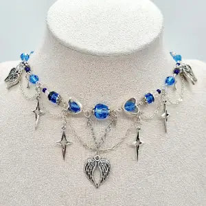Handgjort halsband och exklusiv design🖤 💎Material-Swarovski kristal och zinklegeringar och glas.Längd: 40cm + 3cm, priset-220kr