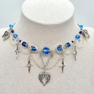 Handgjort halsband  - Handgjort halsband och exklusiv design🖤 💎Material-Swarovski kristal och zinklegeringar och glas.Längd: 40cm + 3cm, priset-190kr