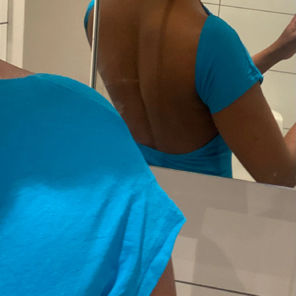 Blå t-shirt med öppen rygg  - 90