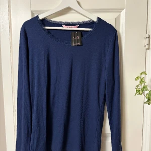 Hunkemöller tröja - Pyjamaströja från hunkemöller. Aldrig använd, prislappen finns kvar. Stl. XL men skulle säga att de är en L. Stretchigt material