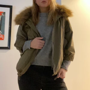 Trekvartsärmad jacka - Jacka från zara med trekvartsärmar! Pälskragen går att ta bort och jackan är knappt använd 🥰🥰 Passar perfekt mot våren!
