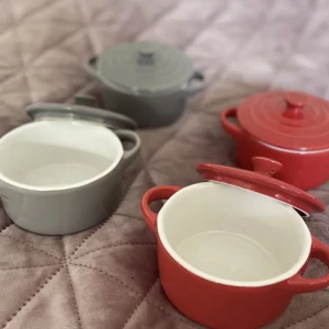 Små söta grytor  - Fyra jättegulliga miniatyr-grytor! Gråa och röda i bra skick. 30kr för en och 100kr för alla🤍