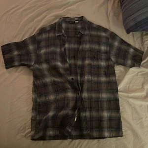 Patagonia overshirt/skjorta - Patangonia tröja med knappar med vänster bröstficka  passar M/L lite oversized/baggy