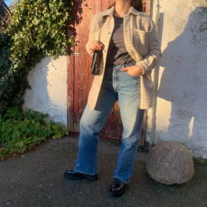 Skjortjacka - Säljer min skjortjacka. Använd skick men fin ändå! Storlek 36 men passar bra som 38.