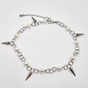 Handgjort halsband  - Handgjort halsband och exklusiv design🖤 💎Material-pärlor och rostfrittstål. Längd: 37cm , priset-190kr