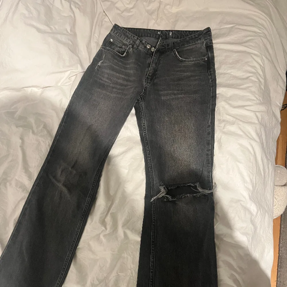 Svarta Midwaist jeans från Gina, säljer även samma modell fast i blått. Dessa är i storlek 40 o lite för stora för mig men de funkar även som en 38 och är väldigt långa❤️. Jeans & Byxor.
