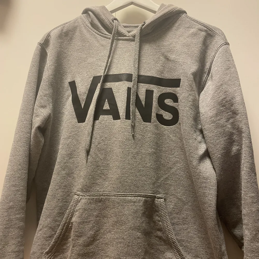 Säljer min gråa Vans hoodie eftersom den inte kommer till användning alls nästan och då kan jag lika gärna sälja den! Den är i storlek X-small men passar till S och M oxå! Använd runt 4 gånger tvättad 1 gång! Nypris 800kr mitt pris är 200 kr + frakt . Hoodies.