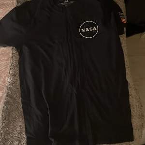 En luftig och knappt använd tröja från de populära märket i samarbete med NASA 