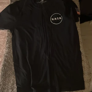 Alpha Ind tröja  - En luftig och knappt använd tröja från de populära märket i samarbete med NASA 