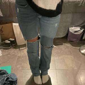 Jeans från pull and bear som är lågmidjade strl 40