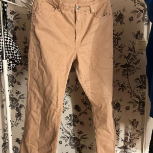 Beigea raka jeans  - Ett par beigea raka jeans från NAKD, säljer då de inte kommer till användning och jag aldrig använt de.