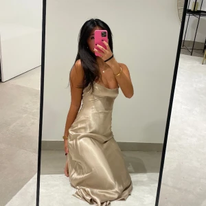 Zara klänning - Superfin guldig klänning från zara! Slutsåld och aldrig använd, endast provad. Passar perfekt till fest eller bal😍