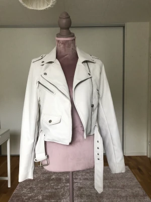 Läderjacka  - Stradivarius jacka i färgen vit 