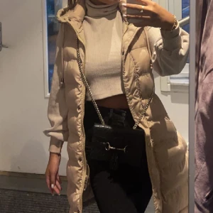 Högkragad tröja - Tröjan är från NAKD, den är i tjockt skönt material men inte alldeles för tjockt. Den är samt lite croppad som ni kan se på bilden.