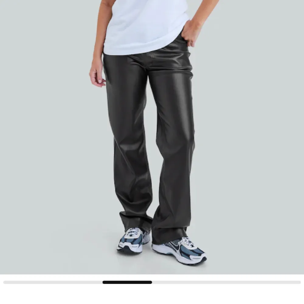 Säljer dessa super super snygga Skinnbyxor från Bikbok. Som nya, köpa för 600kr. Storlek 36.. Jeans & Byxor.