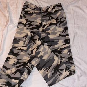 Madlady cargobyxor - Beige camouflage byxor från madlady i storlek xxs. Använda men i fint skick