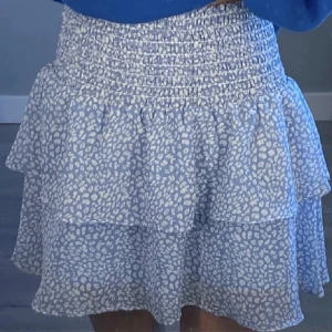 Chelsea kjol - Fin kjol från Chelsea. NYPRIS: 449kr. Har använts men är i bra skick utan defekter. Storlek XS men är väldigt stretchig.😊 !första bilden är inte min!