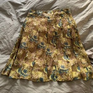 Kjol - Grön vintage kjol med mönster, köpt från beyond retro. 