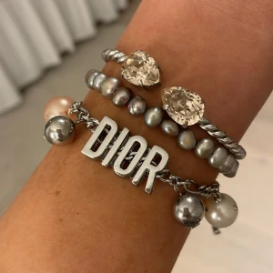 ”Dior” armband. - Inte äkta! Men ganska fint skick❤️